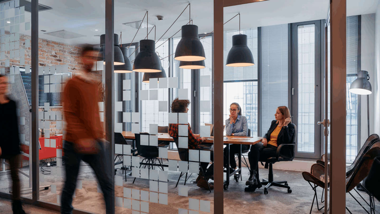 Nuoria työntekijöitä kokoushuoneessa