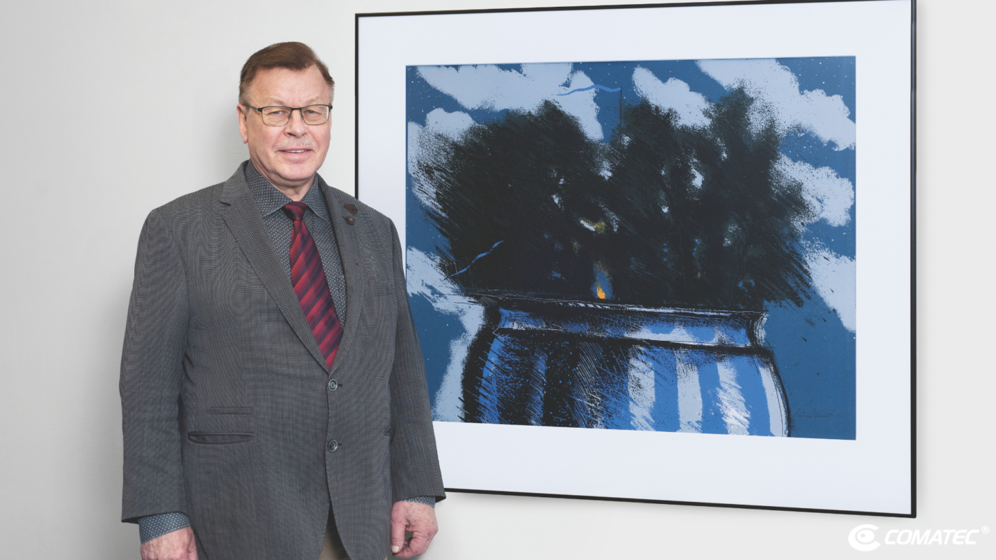 Aulis Asikainen Elämän Liekki -taulun vieressä